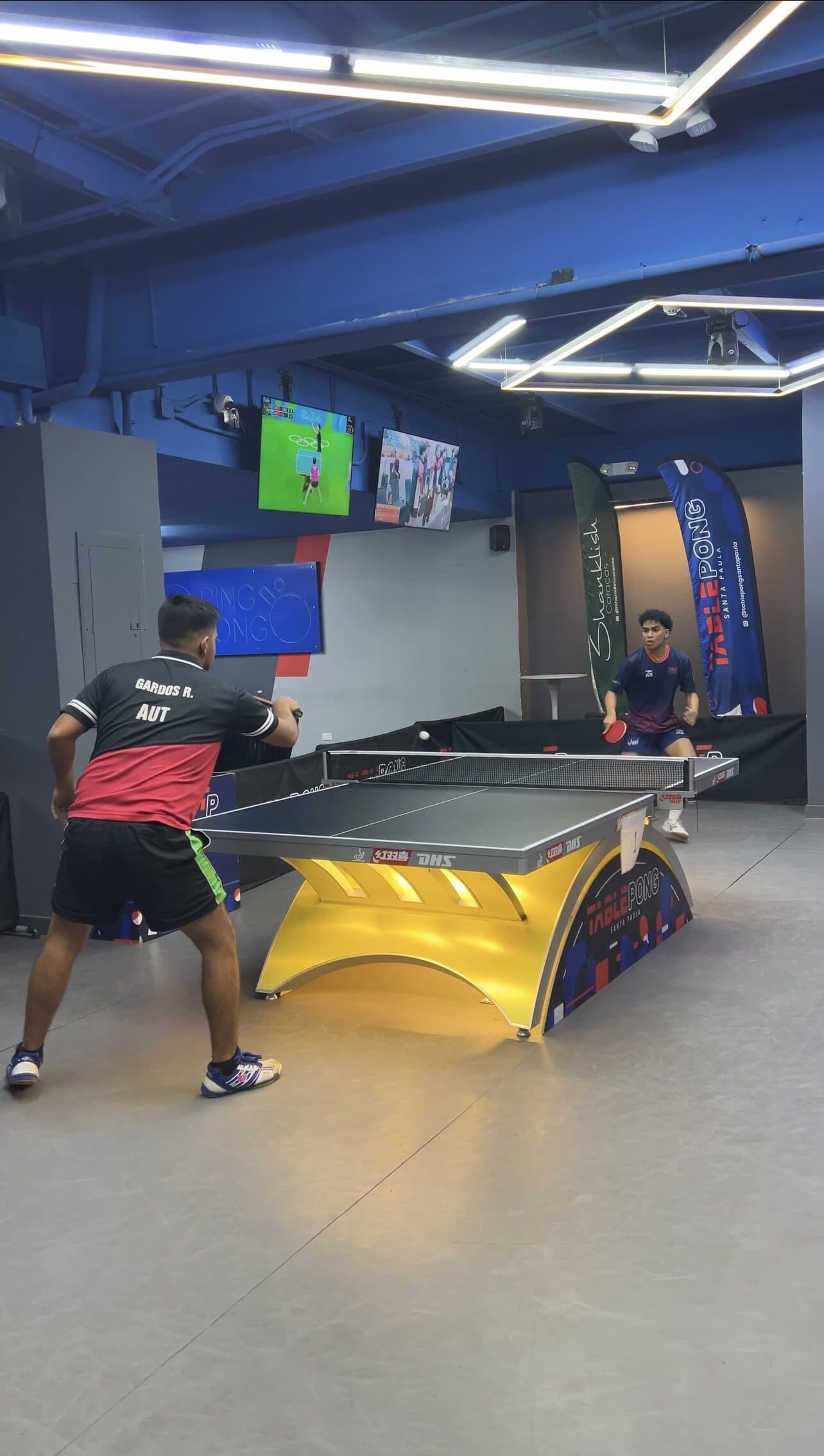 Mesa DHS amarilla con jugadores en partido de competencia